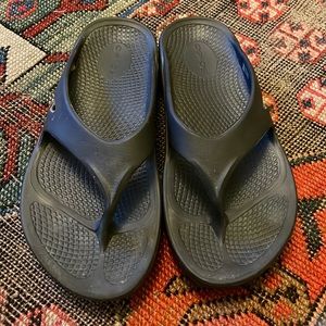 Black Oofos flippers